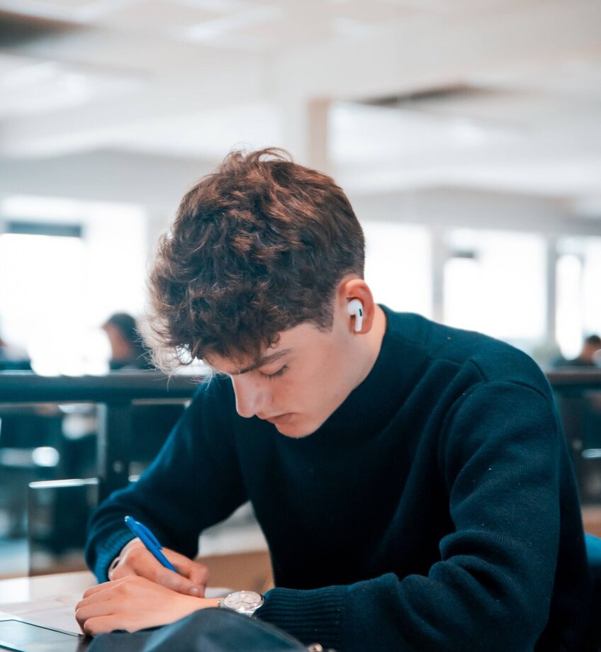 Student in het leercentrum in Gent