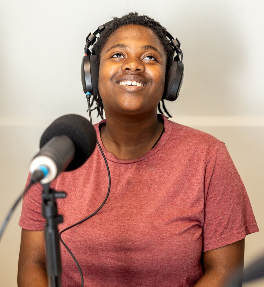 Studente in de podcaststudio
